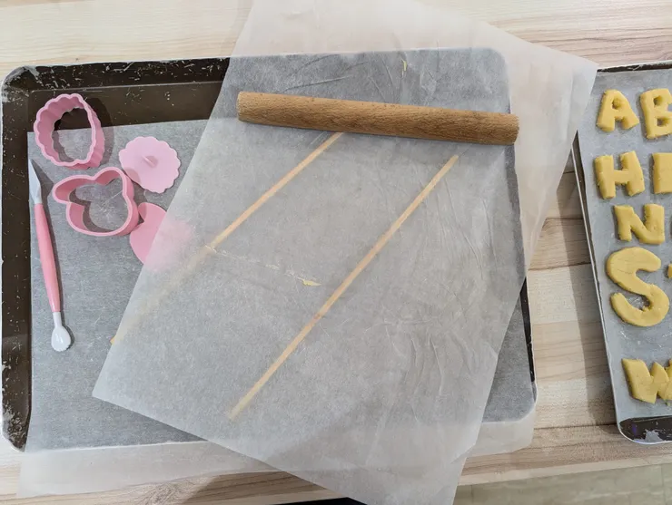 最左邊的泥塑工具(筆刀)是我從家裡帶去的，商家只提供卡通模具、擀麵棍、放麵團兩側的厚度輔助棒*2