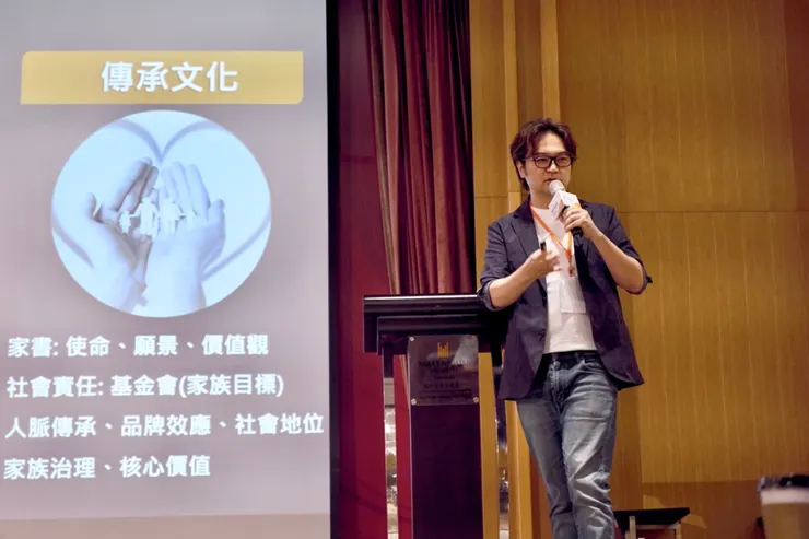 ▲人力資源專家暨影響力教育基金會執行長黃至堯博士談千年企業的傳承秘訣。（圖/影響力教育基金會）