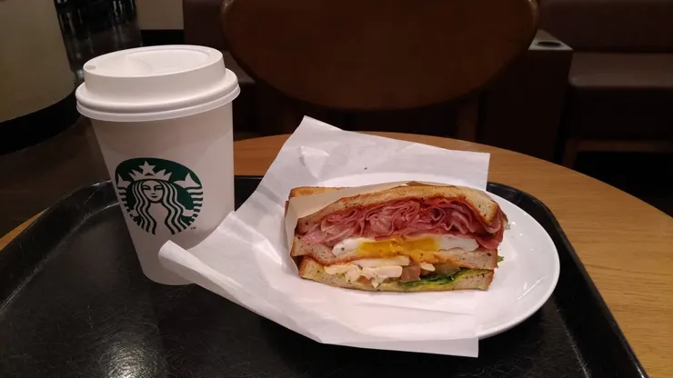 一早就要吃飽(沒想到三明治及大杯拿鐵，竟然吃掉超過1千日圓，我有點嚇到)