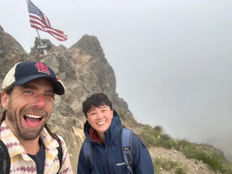 上到山頂只見一面白牆，我跟Randy卻是充滿了成就感。