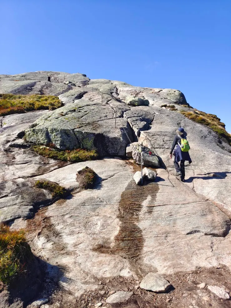 依舊是巨石嶙峋，得靠拉鐵鍊幫忙。