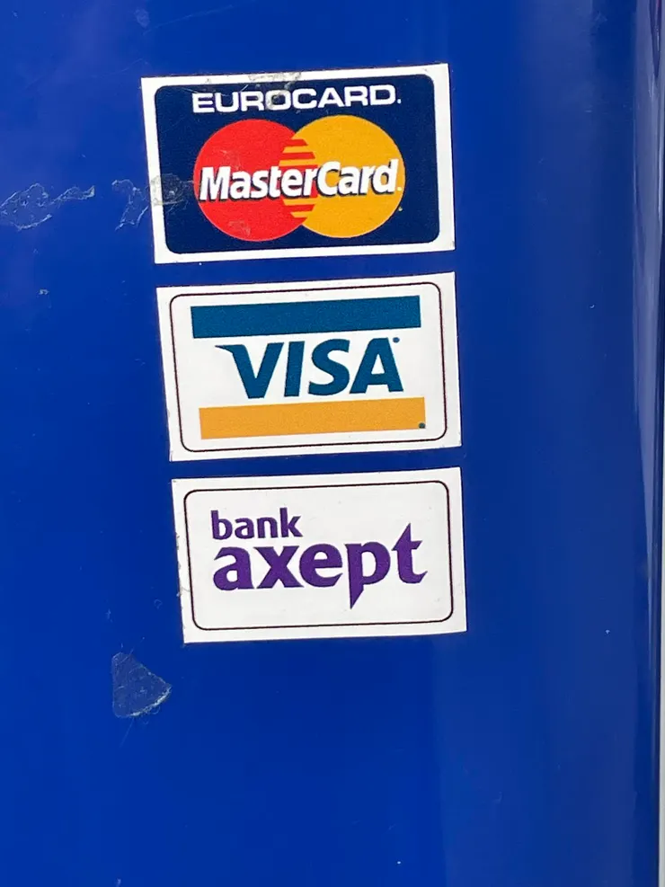 這是加油柱示意圖～我後來在別的地方補拍的。事件發生的「當事加油柱」只有VISA和另一張我不認識的貼紙😵‍💫