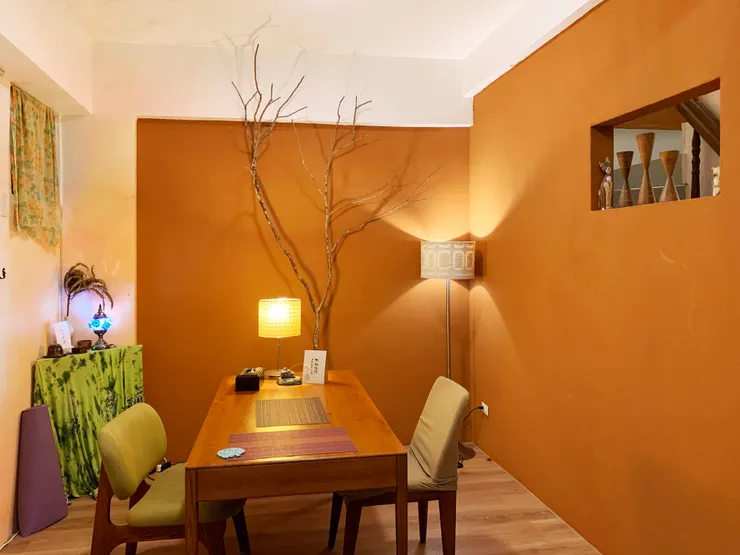 曾經有一年許願希望在家裡有土牆的元素，剛好會做的朋友也想嘗試，就自然的在家裡辦起了土牆工作坊，讓工作室的餐廳區呈現自然的氛圍