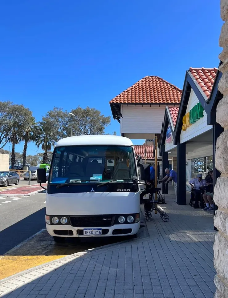 車子載來了一車老人來逛商場，很溫馨的畫面