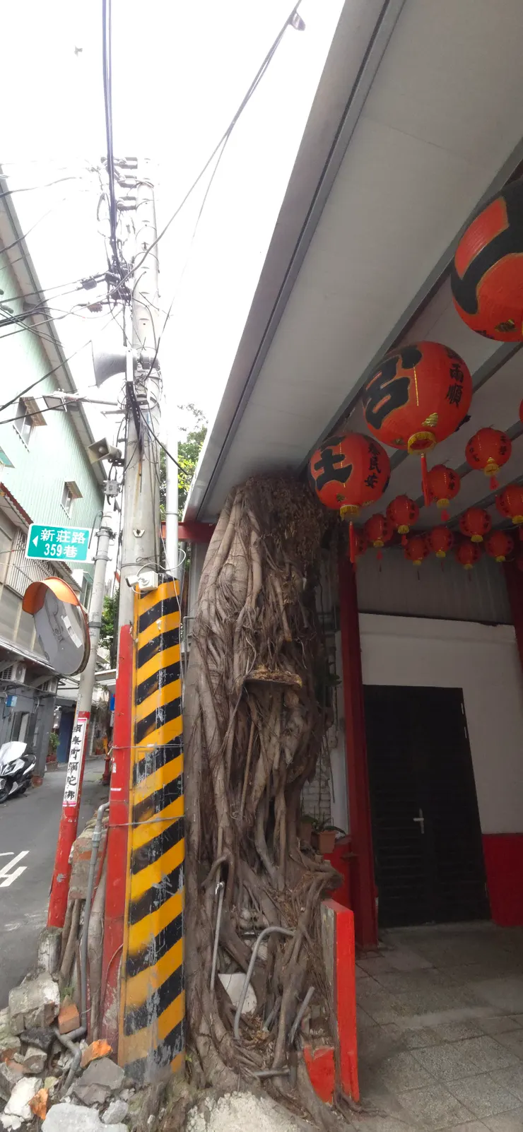 新莊老街砍頭裝置藝術，位於新莊港口宮！