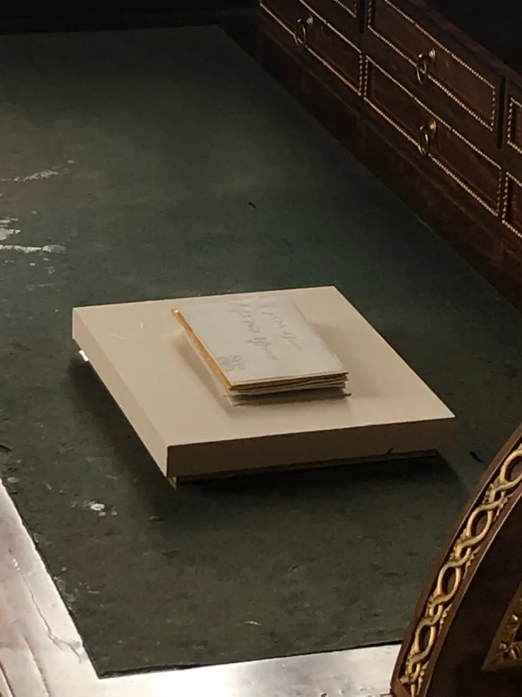 書桌上致卡蒙多的書信，由陶瓷製成。