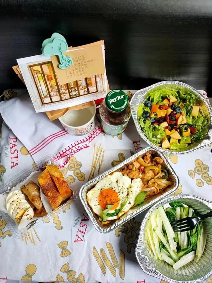 疫情期間,朋友返台在隔離旅館時,曾經外送過自己的料理,雖然稱不上美味,但就是家鄉味吧