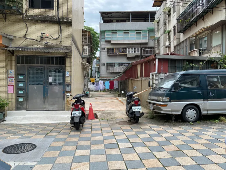 萬盛溪沿著興隆路二段22巷9弄2號，黃色公寓旁的巷道流過