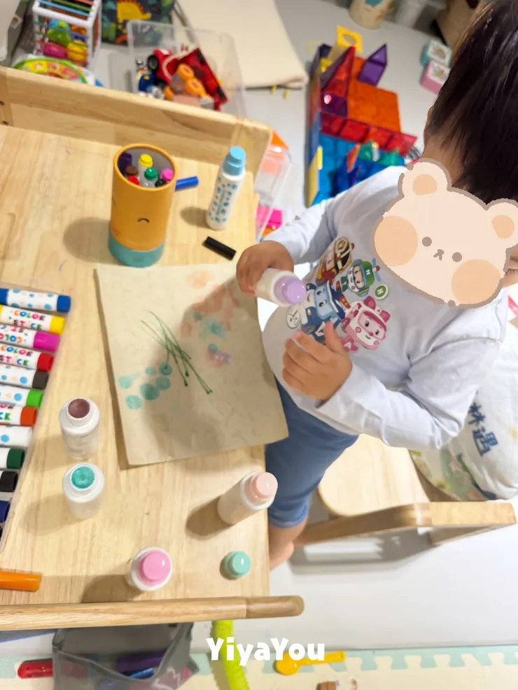 畫紙一面讓孩子自由創作增加參與感，另一面家長代為寫信＆插畫