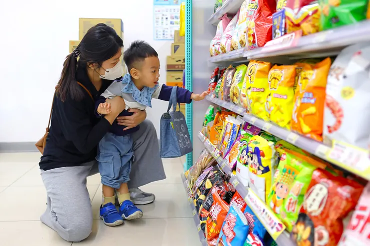 （圖說：教保員徐鈺喬與睿睿約定完成一段練習後，便到附近散步，也讓他練習採購、付錢等生活自理能力。）