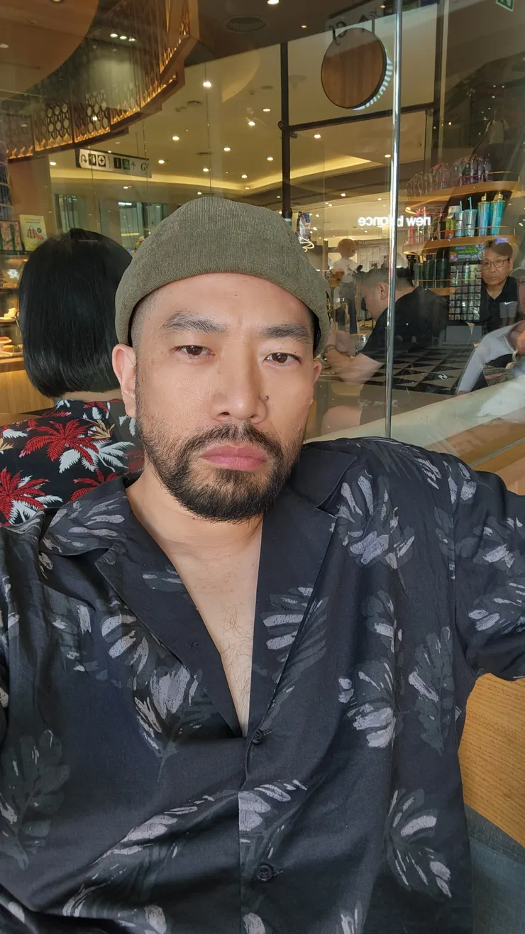 少數的購物行程,我沒啥東西想買的,便在星巴克門口喝著不是星巴克的飲料。