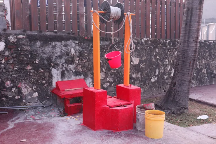 一旁的水井也被漆成紅黃配色