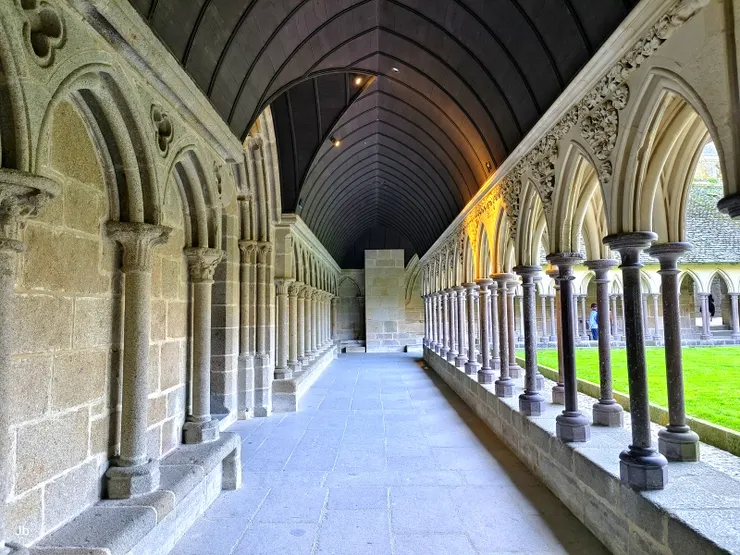 【迴廊不見修士沉思惟聞遊客讚聲！令人嘆為觀止的修道院迴廊，到處都很好拍。】