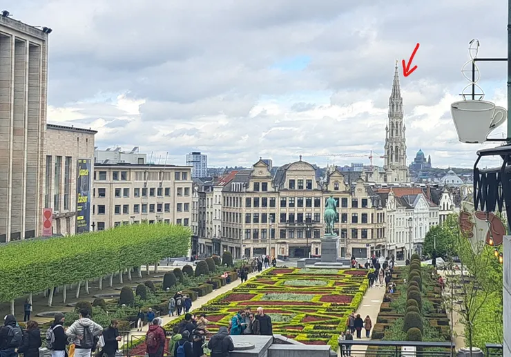 剛出車站走反..去到藝術之丘... 此處看到尖尖的市政廳塔...頓時無語趕緊朝前走..花園很chill