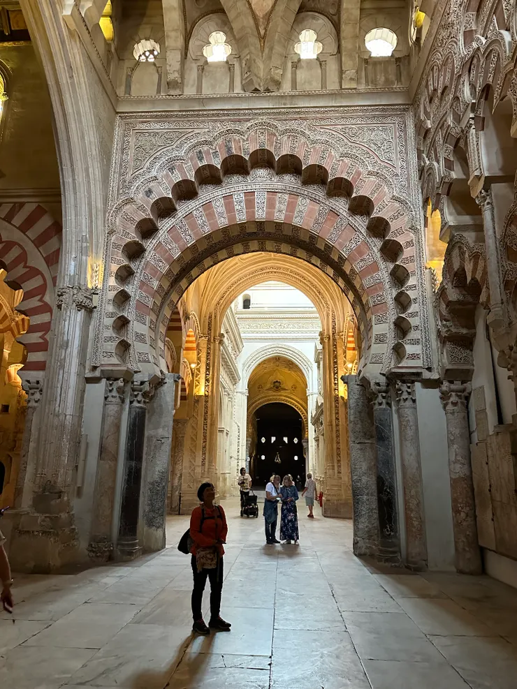 紅白條紋的雙層拱門