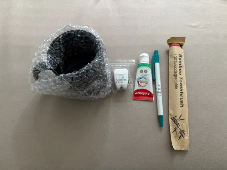 結完帳，診所給了我一袋禮物，這是禮物內容物