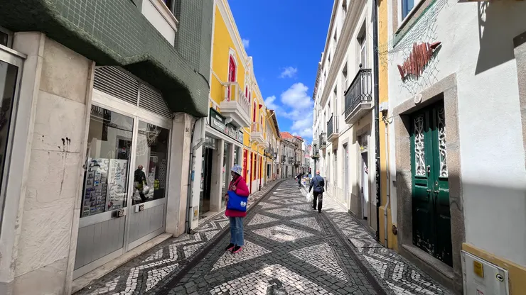 黑白磁磚拼圖讓人行道吸睛