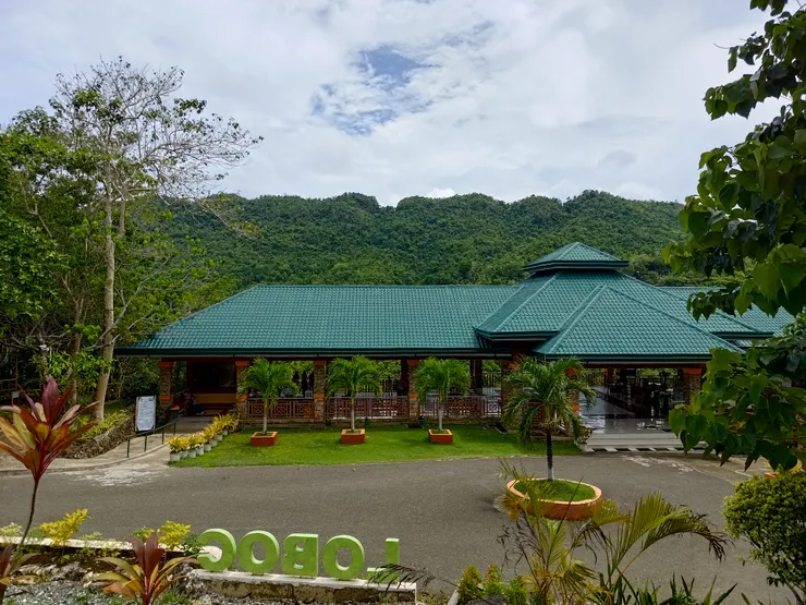 售票亭在入口的左邊喔