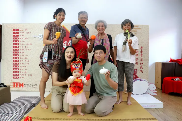 【敲鑼踏龜握蔥抱蒜啃大雞腿！和吉祥道具們合照一張。】