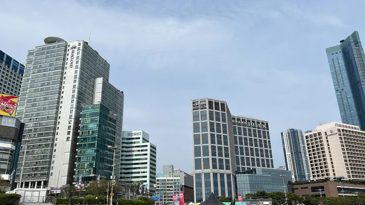 海雲台海邊擁有許多飯店，遊客們可以享受市景及海景的風光。