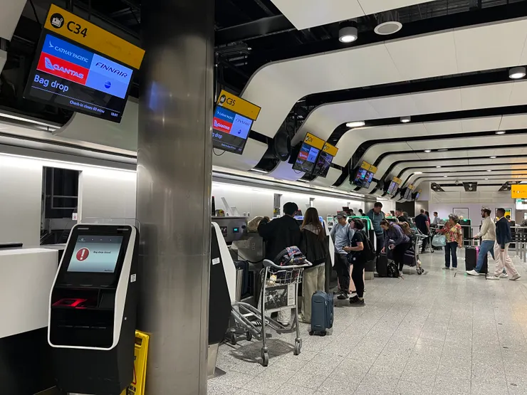希斯洛機場現在好像大多都是自助登機報到，至少國泰是這樣