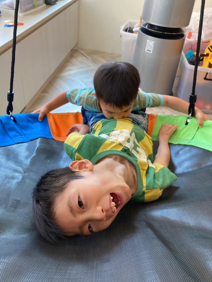 20210518三歲的懿幫九歲的祐推鳥巢盪鞦韆，祐哥哥很愛盪鞦韆。