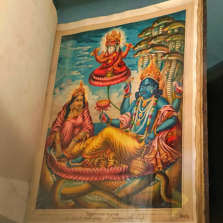 【一本印度古書翻開這頁展出，老婆一看就喊著Krishna(即Vishnu)，要我拍下來！】
