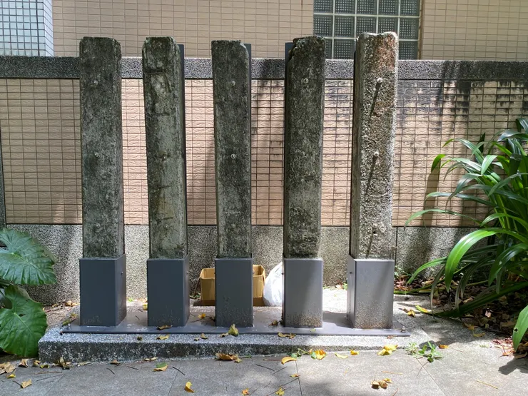 拆卸下來的橋梁護欄，放置在依山小綠洲入口處展示