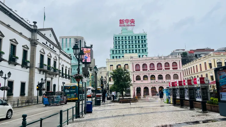 議事廳前地，早晚都有不同的美