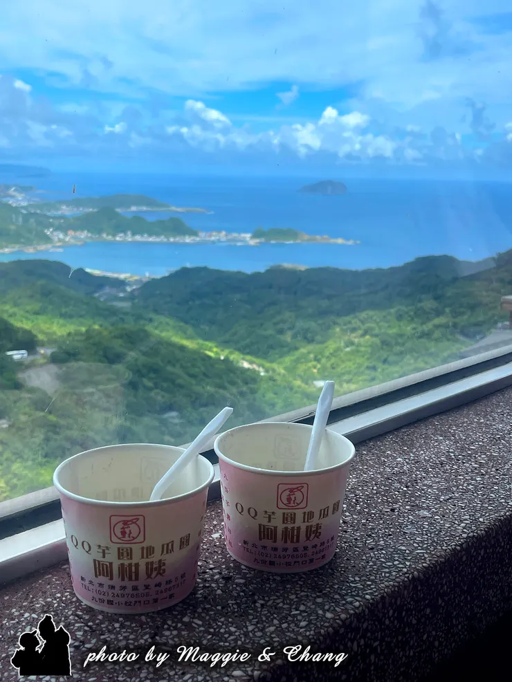 坐在窗邊，手裡捧著暖暖的芋園，慢慢咀嚼著甜香，眼前的海天一色像一幅畫。每一口都是放慢腳步的理由，每一眼都是小確幸。