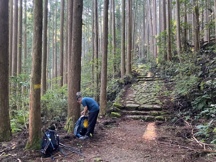 眾旅宿遺跡旁休息一下