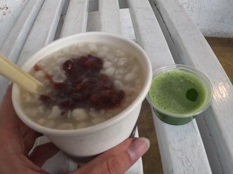 先吃紅豆薏仁,再加入抹茶。