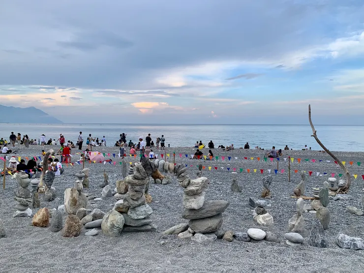 現場一小區圍起提醒線，保護裡面各異其趣的疊石作品。