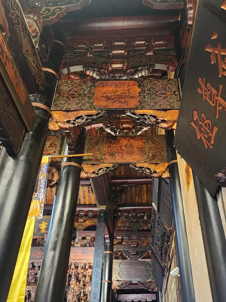 祭拜玄天上帝的北極殿，因北玄武屬黑色，古殿中皆為烏柱。