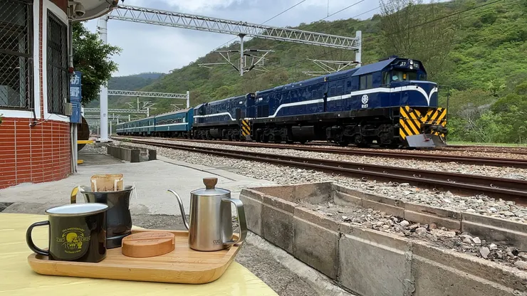 到了屏東枋野車站喝咖啡看藍皮解憂號也不錯