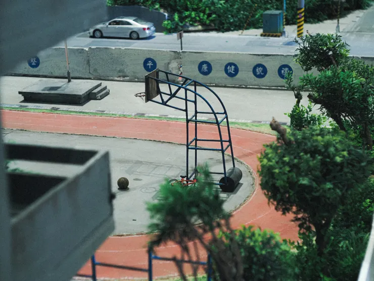 栩栩如生的操場、籃球架，還有那顆籃球