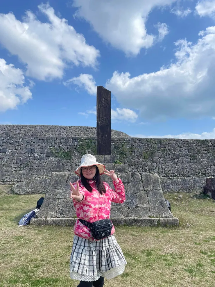 護佐丸因受讒言所害，被迫帶著妻小自殺，但其「殉國」形象讓琉球人十分感動，因此設立了「忠魂碑」。圖為筆者在忠魂碑前合影。