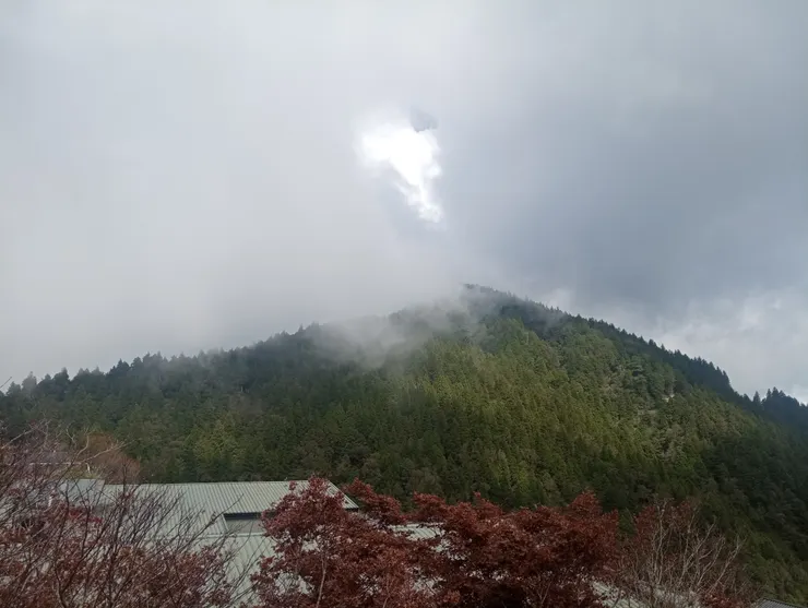 午前晴空萬里；午後氣候變化迅速，起濃霧雲霧圍繞