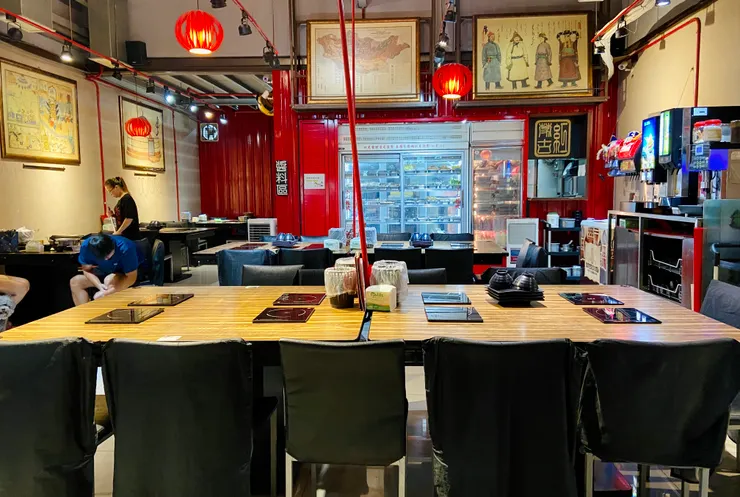 ▲ 椅背上都備有衣套,防止衣服外套吸味