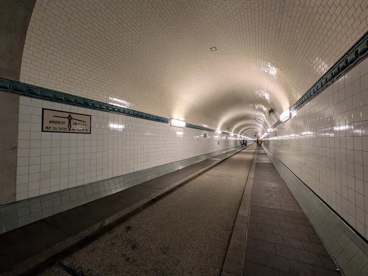 Photo: Zora @ Alter Elbtunnel. Aug. 2, 2025.