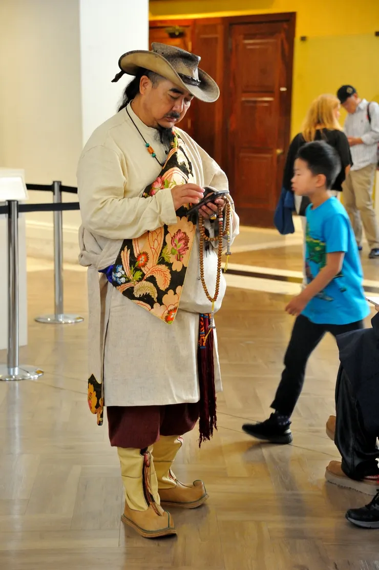 【中國與南亞展室！各式館藏......不對，是服裝也頗適合在此展出的男子，說大陸普通話。】