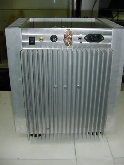 圖九 機箱背面配置