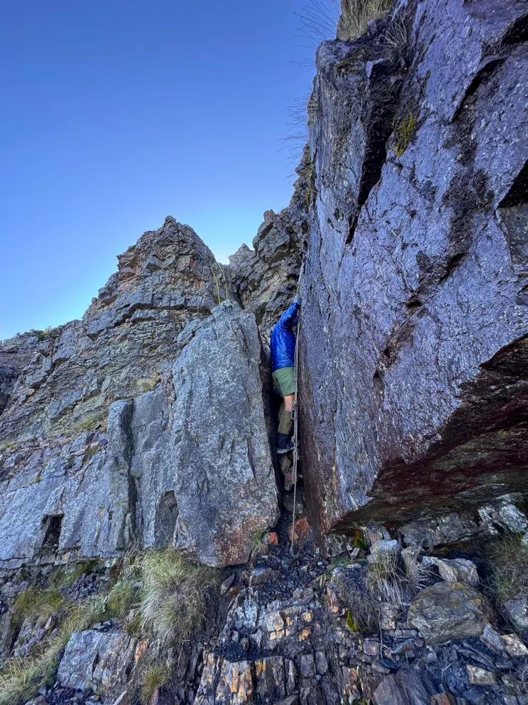 互相幫忙接過重得要死的背包