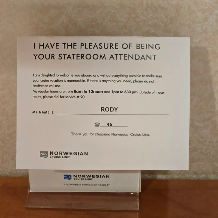 艙房內桌上擺著這張小卡片