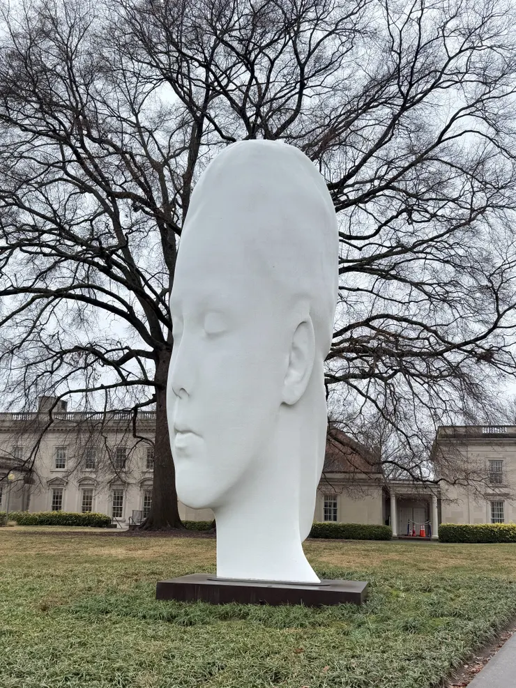 在灰濛濛的天空下的《Chloe》。（Carrie 攝影）