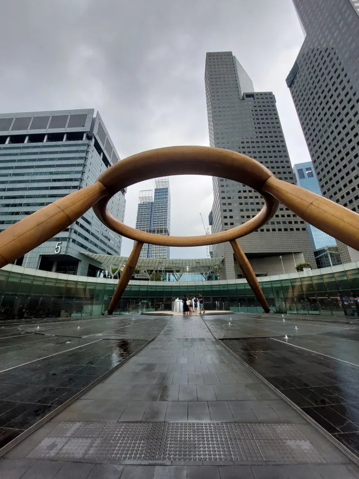 circle of wealth，感覺夏天一堆不受控的小孩會衝進旁邊的水柱