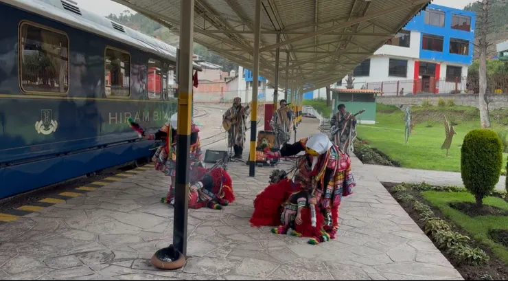 拿手帕甩男方的部分😆