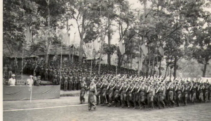 段希文第五軍因缺裝備，持木槍從校閱臺前走過。翻攝自覃怡輝著《金三角國軍血淚史》