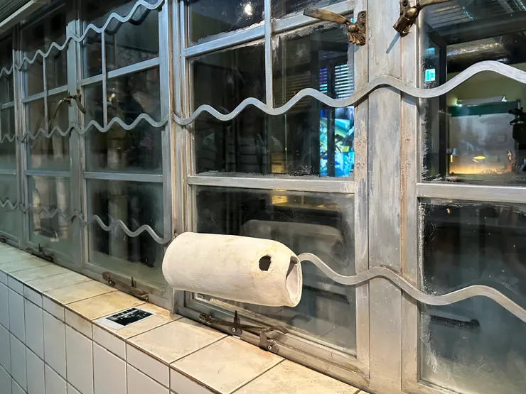 窗口設置成跟警方監視房對望,而且附上陳永仁的石膏及照片,讓人可以依樣打卡,扮作打摩斯密碼!