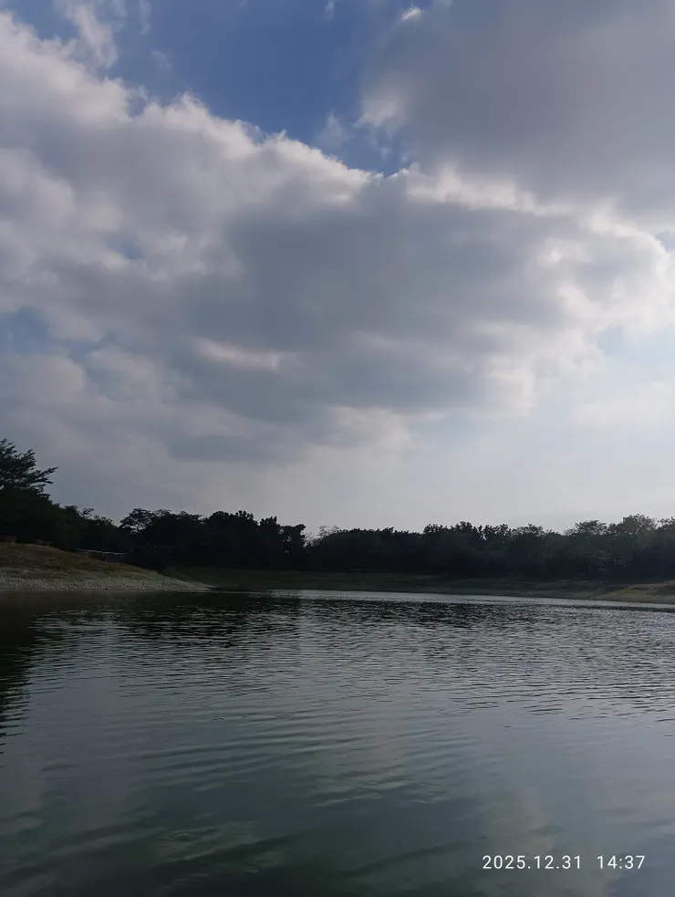 游人回首波縹緲